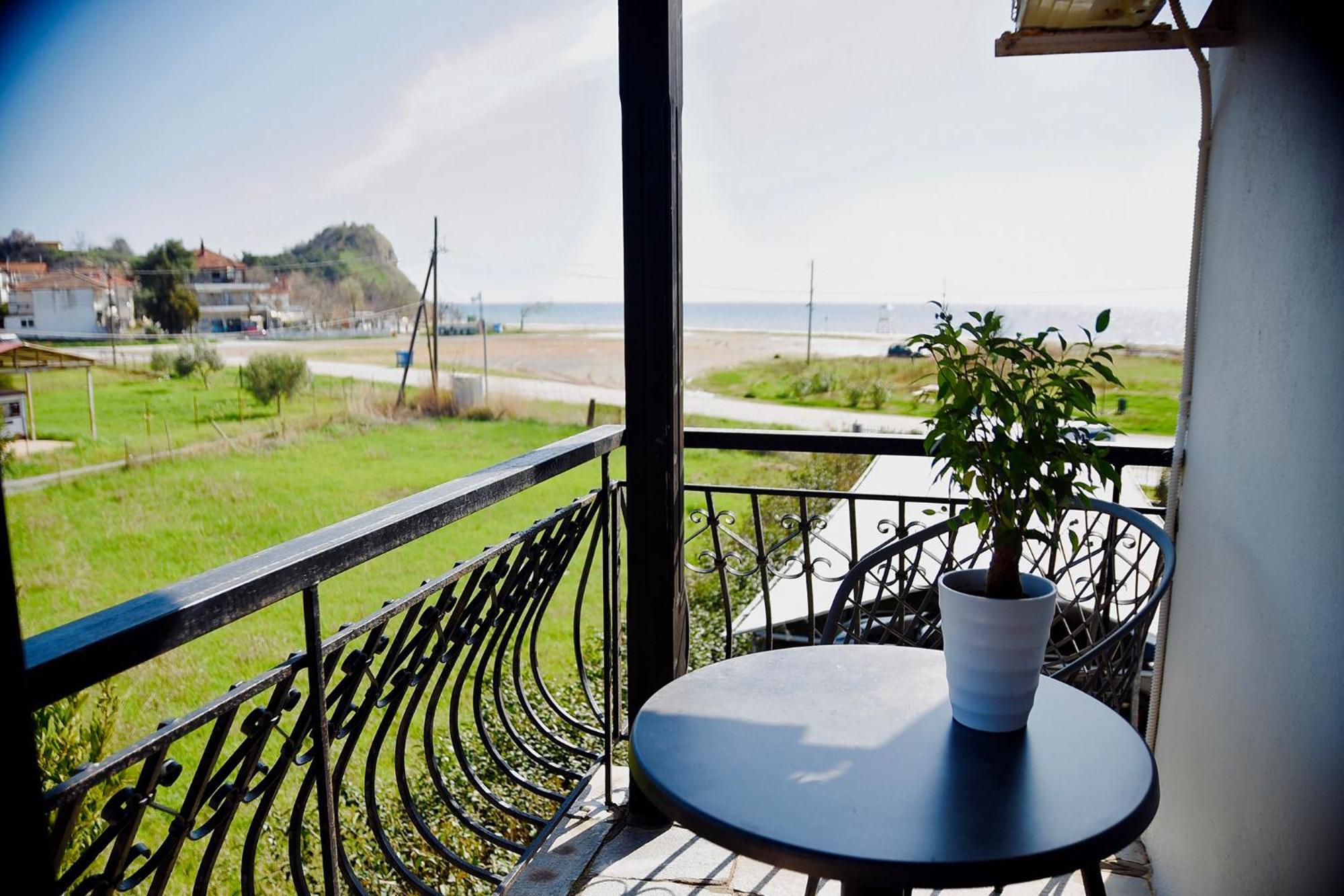 Room Nine 9 Beachfront Apartments Nea Kallikrateia Luaran gambar